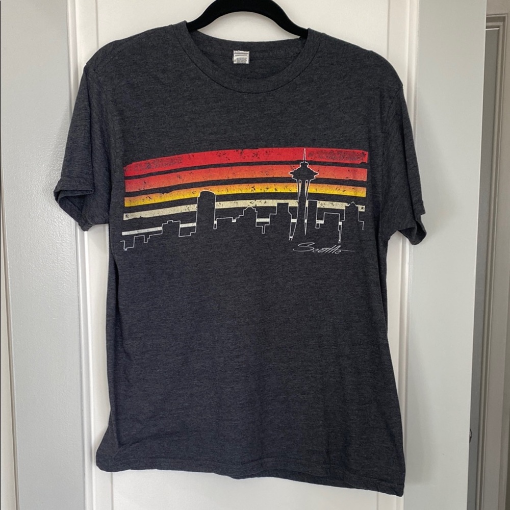 Seattle Space Needle Skyline Sunset Dark Gray Men’s Graphic T-Shirt Size Medium